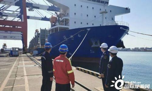 老虎(hu)燃氣首(shou)船(chuan)LNG罐箱抵(di)運(yun)龍(long)口港，開(kai)創國內(nei)整船(chuan)載運(yun)液(ye)化(hua)天(tian)然(ran)氣可移(yi)動罐櫃(gui)業務(wu)先(xian)河