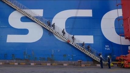 堅守(shou)國門(men)安全，暢(chang)通(tong)國際(ji)航運 洋山港海事部(bu)門(men)高(gao)效保(bao)障(zhang)國(guo)際(ji)航行船(chuan)舶船(chuan)員換班(ban)